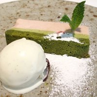 アーティショー - ランチコース 3450円 の木苺と抹茶のムース、ピスタチオのソルベ添え