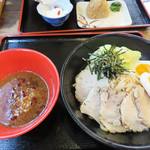 御〇屋 - こってり濃厚つけ汁の濃厚焼豚つけ麺930円。
デフォルトのつけ麺720円の焼豚1枚・味玉半分に対し、こちらは焼豚5枚・味玉1個です。
他に茹でキャベツとモヤシ、海苔が付いてます。