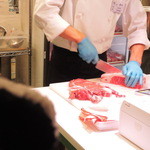 いきなりステーキ - お肉はカット場という所に行って、
            食べたいお肉の種類と量を注文します。
            焼き方もここで聞いてもらえるよ。