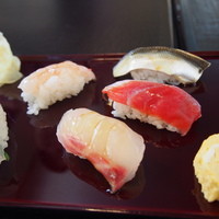 弁慶 - 風合いの良い、同店の寿司。白身や海老の美味しさは格別です。