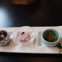 弁慶 - 前菜。ほたるいかの生姜煮に旬の芹、桜豆富などなど、春の金沢らしい一品がそろいます。