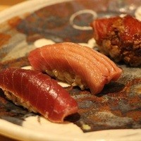 鯛良 六本木店 - ■マグロの盛り合わせ握り：和歌山県産本マグロ（湯びき赤身、中トロ、炙皮ダレ大トロの三部位）
