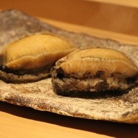 鯛良 六本木店 - ■酒蒸し：蝦夷あわびの酒蒸し（肝ソース添え）