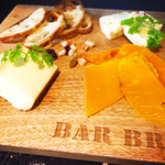 バール ブリオ - チーズ3種盛