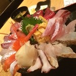 魚の三是 - ランチの海鮮丼
たーくさんのネタがビッシリとのった丼。
ご飯の大盛・お味噌汁のお代わり無料！
食べ盛りに嬉しいお店です( ^ω^ )