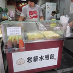 老蔡水煎包 - ひっきりなしに客が来て買っていくので店員さんも汗だくです。