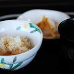 表参道うかい亭 - ガーリックライス、汁物、香の物