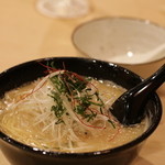 炭火焼鳥　榊 - 〆の鶏そば。白濁スープで、豚骨ラーメンのようにこってり＠＠