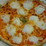 サイゼリヤ - バッファローモッツアレラのピザ
