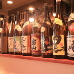 手打ち蕎麦 やの志ん - カウンター上には銘酒(焼酎)がズラリと並ぶ