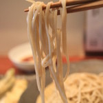 手打ち蕎麦 やの志ん - 綺麗な角が立った蕎麦