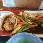 お食事処 とんとん - 懐かしい焼肉の調理