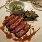 アピシウス - 燻製にしたシャラン産鴨胸肉のロティ 茄子のコンポートとフォワグラ添え