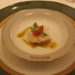 アピシウス - 鶏のムースでコーティングした伊達鶏のテリーヌ、ターメリックのソース