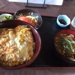 いづみや - 今日は、チキンカツランチを食べにきましたが、平日はやってなかったので、たぬき丼定食にしました。たぬき丼とは、キノコとエビと天かすを卵とじにしたような感じ。それに、いづみ屋のうどんをセットしました