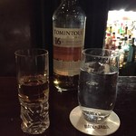 バー ジャダ - H28.5 トミントール16年ストレートはバカラ製アンティークグラスで