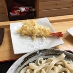 永井 - 250円のエビ天、一本ながら身も太くてプリプリ、注文してから揚げるので熱々サクサクの衣も美味しかったです。
