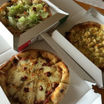 Boi Boi Pizza - 奥 気まぐれ野菜  手前左 マルゲリータ  右 グラタン