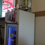 Boi Boi Pizza - 室内 ペットボトルのコーラとお冷