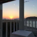 レストラン ラ・マーレ - バルコニー越しの日の入り