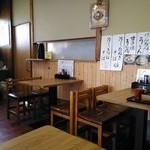 Maruichi - 店内は横長でテーブル5卓