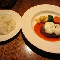 グリル満天星 麻布十番 新宿店 - モッツァレラチーズのハンバーグとライス　1730円