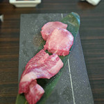 SATOブリアン - 切り分けられた極上のタン元（奥）とハラミ（手前）