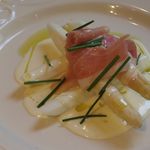 茹で上げホワイトアスパラガス 生ハムをのせて