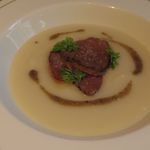 エミリア - 新玉ねぎの冷たいスープ ふるの牛の炙りをのせて