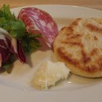 エミリア - チャパタ、レタス、生ハム、チーズ