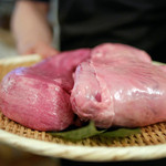 SATOブリアン - 九州黒毛和牛、極上タン（左）と極上ハラミ（右）