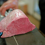 九州黒毛和牛のヒレ・シャトーブリアンの肉塊のお披露目
