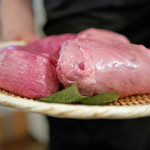 九州黒毛和牛、極上タン（左）と極上ハラミ（右）