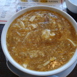麺飯家龍門 - すーらーらーめん。酸味も辛みも抑えて万人受けの味わい。