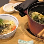 こめらく 贅沢な、お茶漬け日和。 - 鶏そぼろ温泉玉子STAUBご飯  でお茶漬け