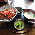 みやま茶屋 - 早速ソースカツ丼を頂くと、上に乗ったカツが非常に分厚くてジューシーで美味しく
ご飯自体もつやつやとして非常に美味しいです。

御飯の量に対してカツの分量が多いので、肉々しさを存分に味わう事ができます。