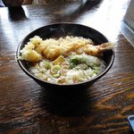 そばを少しもらって食べてみた所、蕎麦自体の風味が良くて美味しく
          固めに茹でてあるので、麺にコシがあって歯ごたえがあります。