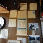 店内にはSL(steam Locomotive=蒸気機関車)の写真や
          たくさんのサイン色紙が壁にかけられており、何となく美味しそうな予感です。