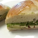 50750130 - プレーンベーグル（自作、生ハム、ブルーチーズ、アボカドのサンド）
