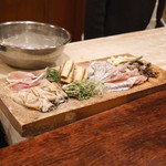 麻布 幸村 - 天ぷら　１３種類　車海老２本、鯛の唐墨サンド、筍と若布のかき揚げ、白魚、たらの芽、味噌漬けの牡蠣、ノビル、真子鰈、湯葉と蟹と豆腐、雲丹の海苔巻き、蕗味噌入り独活、防風入り鱚