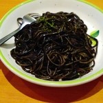 Saizeriya - イカ墨のスパゲッティと唐辛子フレーク
                        