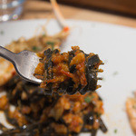 トラットリア フラテッリ ガッルーラ - 「イカ墨を練りこんだシャラテッリ」手長海老と三河産魚介のトマトソースのパスタアップ