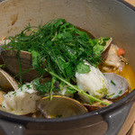 トラットリア フラテッリ ガッルーラ - 三河産の桜鯛・浅利・鬼浅利と蛤　フェンネルと天然クレソン　香草の香るチュピンリグーリア風（+800円）