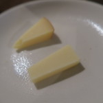 高円寺アッカ - 28年5月　お通しのチーズ2種　スペイン産とフランス産