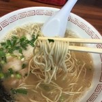 しぇからしか - ラーメン（650円）麺リフト