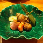 ツブ貝煮付け、葛の笹の葉巻き、衣被、海老、鴨、蒲鉾キュウリ載せ