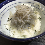 お食事処 渡舟 - 生しらすが、たっぷりの丼。ご飯は少なめでした。
            