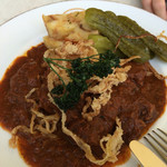 カフェラントマン - 牛肉の煮込み
      ピクルスでか!