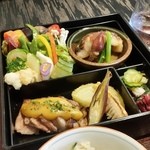 「楓 -KAEDE- (2500円)」、先付・季節の彩り弁当・食事となります。