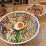 ほっこり中華そば もつけ - 「ワンタン中華そば (900円)」＋「ロースト焼豚ごはん (300円)」